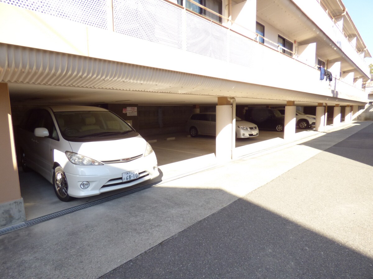 物件外観写真2　(敷地内屋根付駐車場完備)