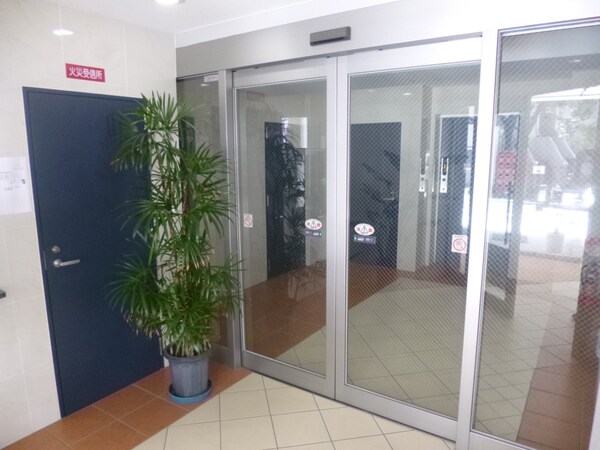 エントランス(安心のオートロック完備)