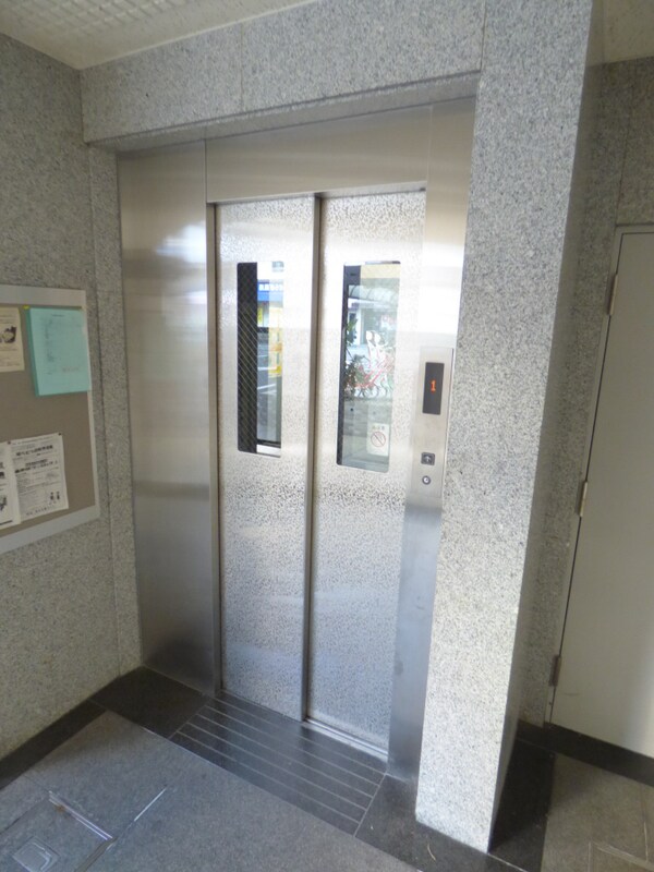 エントランス(エレベーター完備)