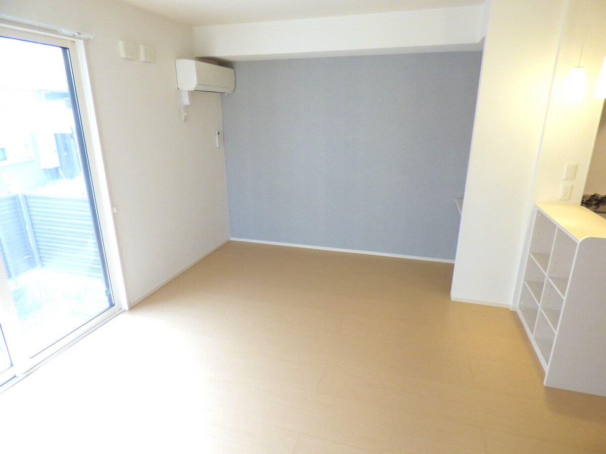 物件内観写真3　(広々としたリビング)