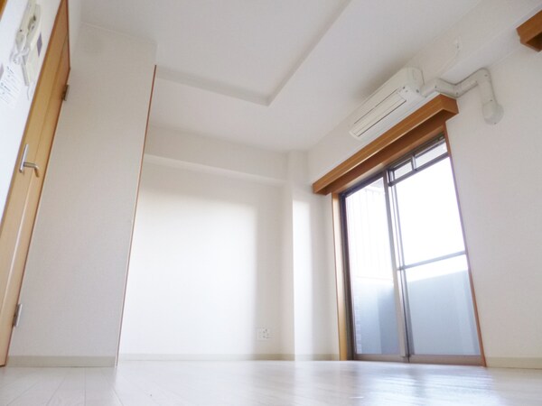 居室(南向きの明るい洋室)