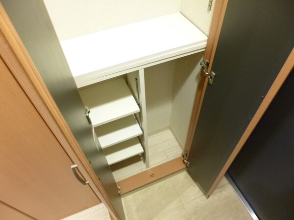 玄関(鏡付きのシューズボックス付)