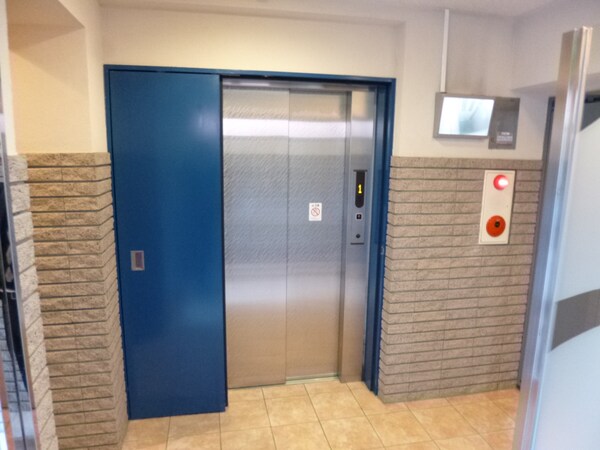 エントランス(防犯カメラ付エレベーター完備)