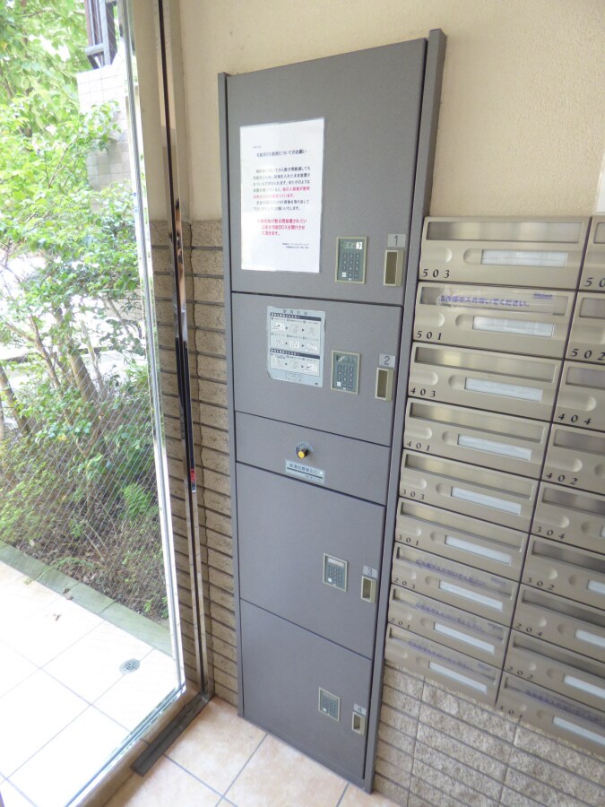 物件外観写真4　(荷物がいつ届いても安心の宅配ボックス)
