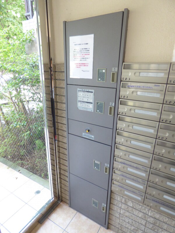 エントランス(荷物がいつ届いても安心の宅配ボックス)