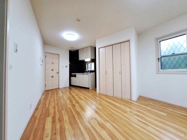 居室(広々とした洋室)