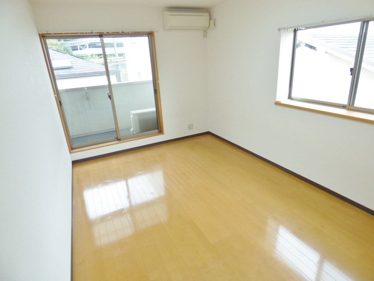 物件内観写真4　(２面採光の明るい洋室)