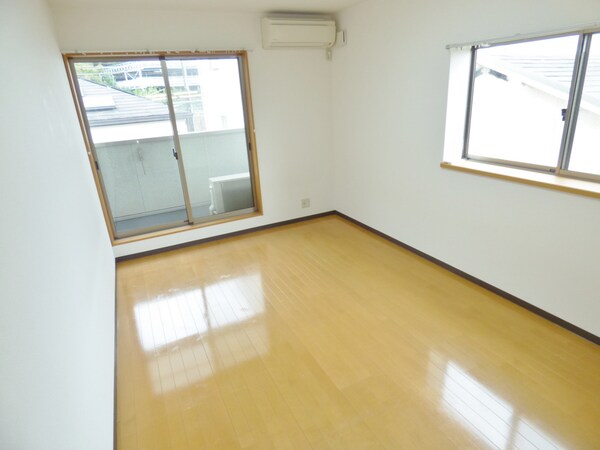 居室(２面採光の明るい洋室)