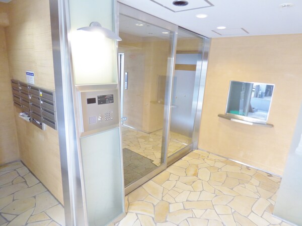 エントランス(安心のオートロック完備)