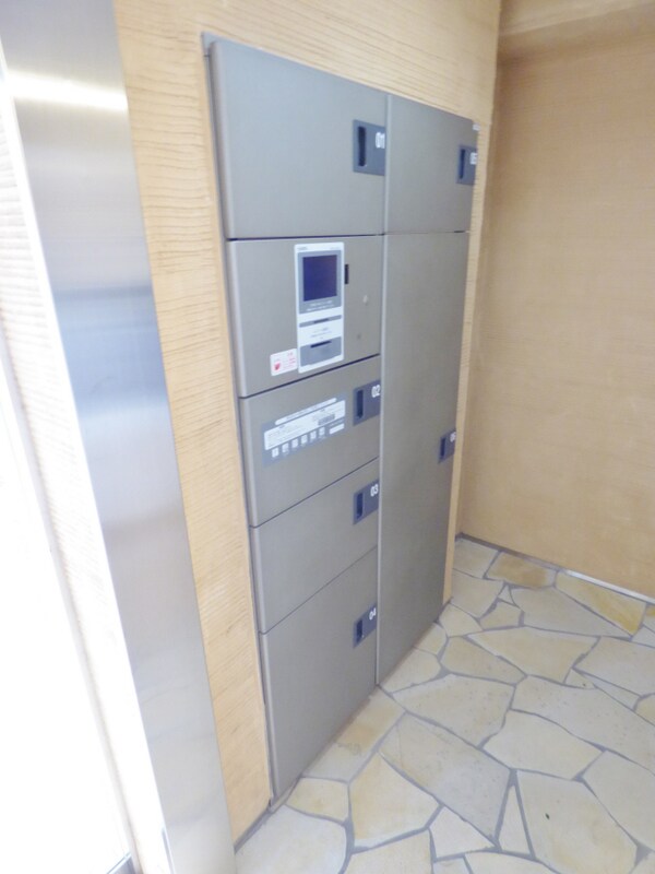 エントランス(荷物がいつ届いても安心の宅配ボックス)
