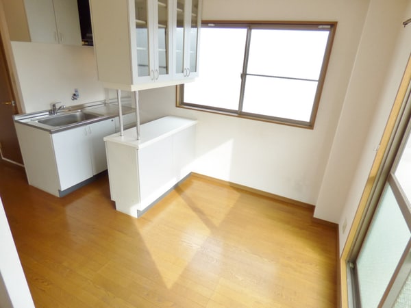 ダイニング(食器棚付の明るいダイニング)