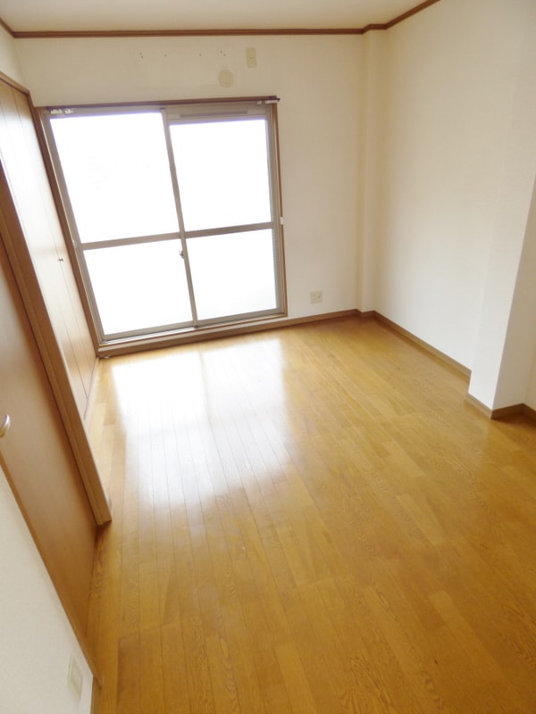 居室(明るい洋室)