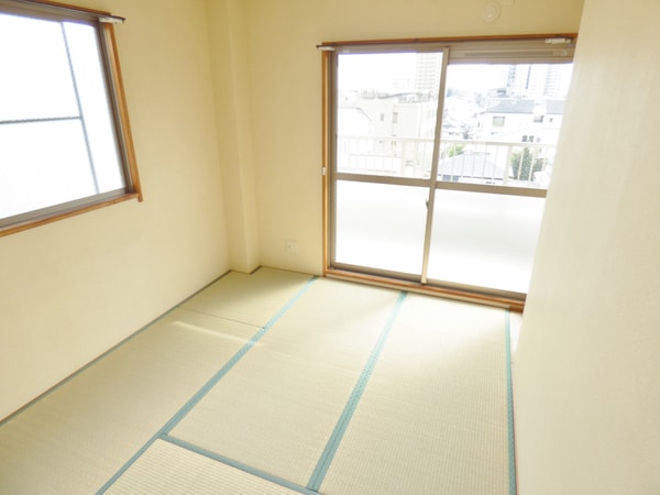 居室(２面採光の明るい和室)