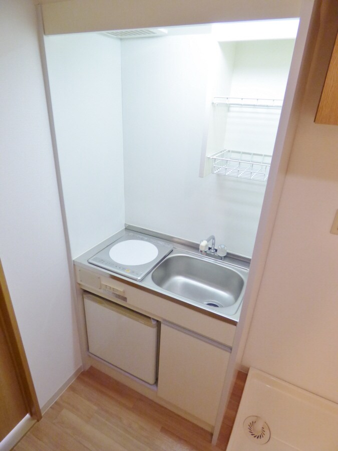 物件内観写真5　(冷蔵庫付キッチン)