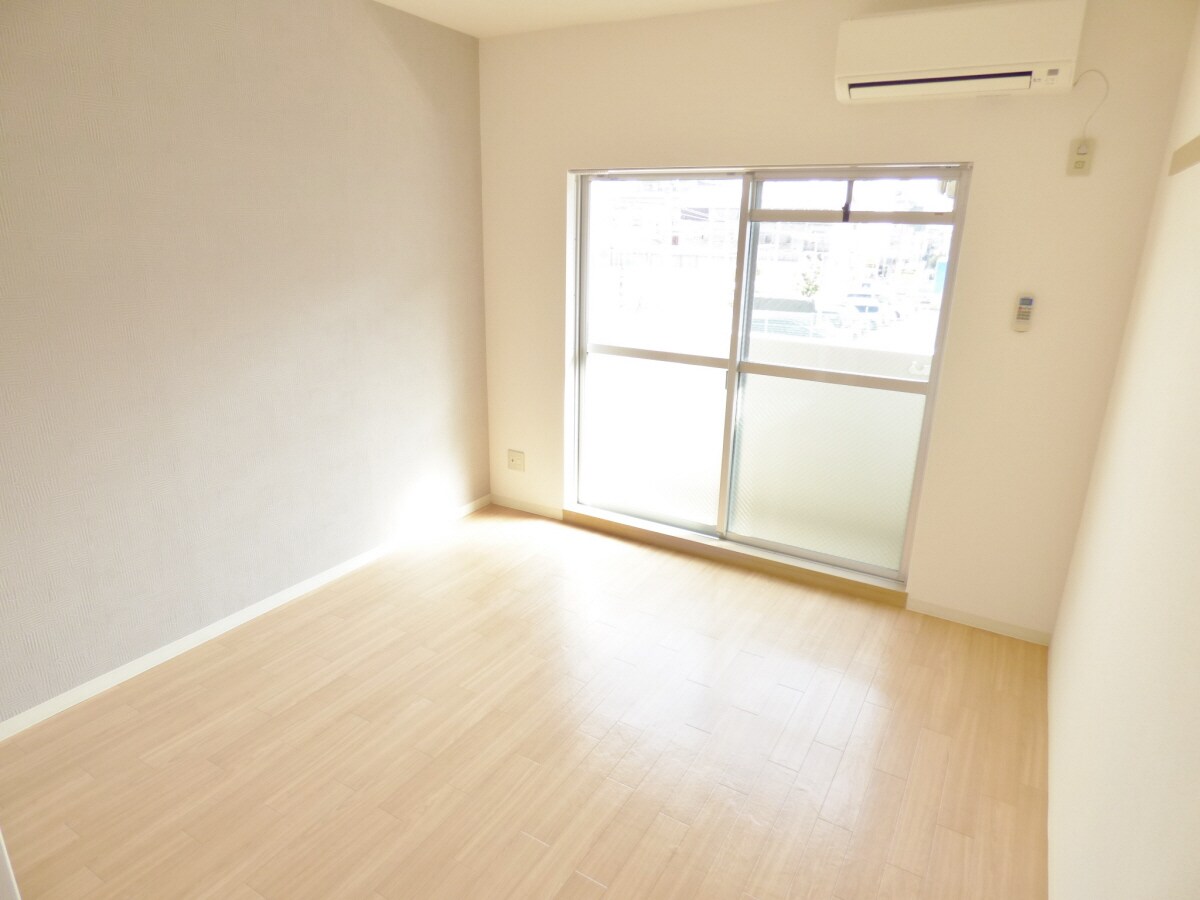 物件内観写真4　(アクセントクロスがオシャレな洋室)