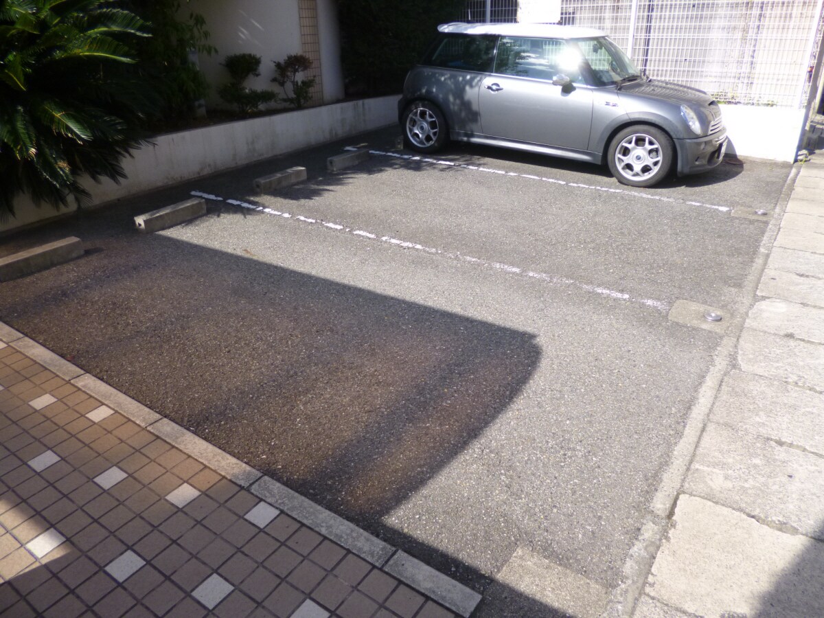 物件外観写真3　(敷地内駐車場完備)