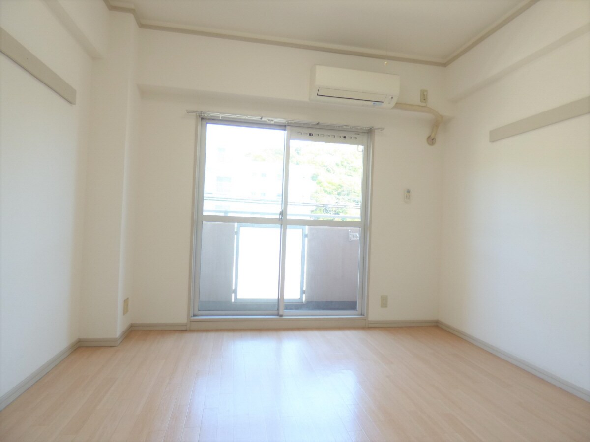 物件内観写真5　(明るい洋室)