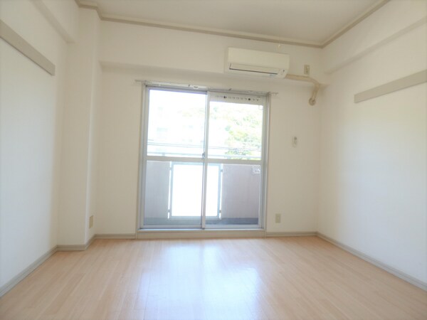 居室(明るい洋室)