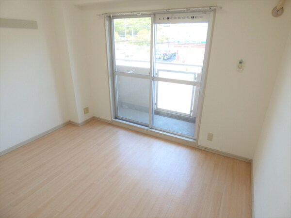 居室(キレイなフローリング)