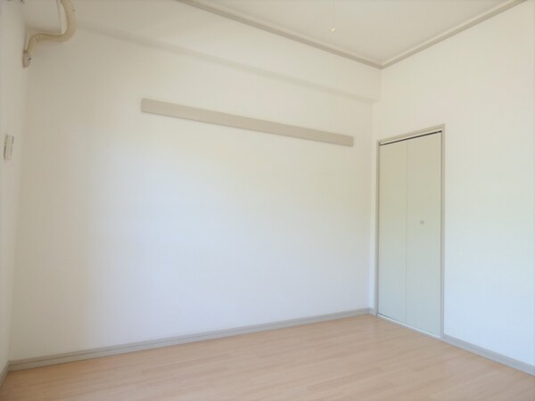 居室(明るい洋室)