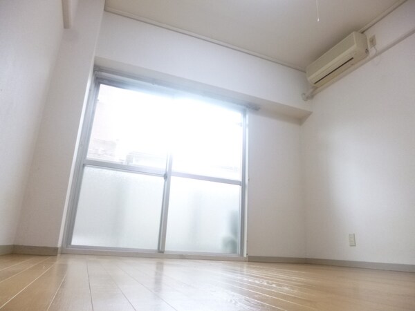 居室(明るい洋室)
