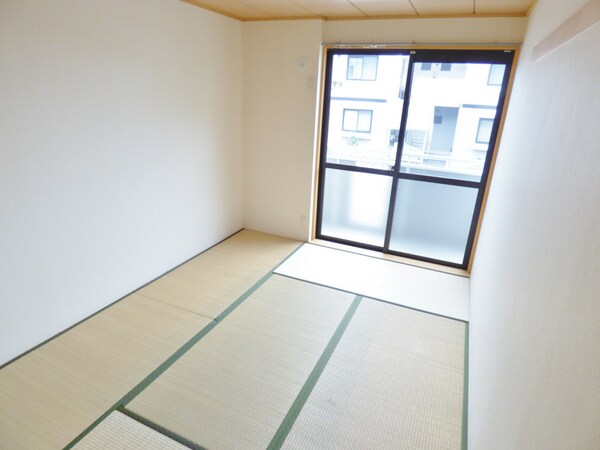 居室(明るい和室)