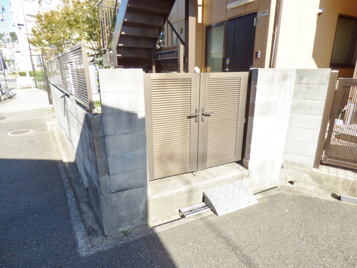 物件外観写真2　(門扉があります)