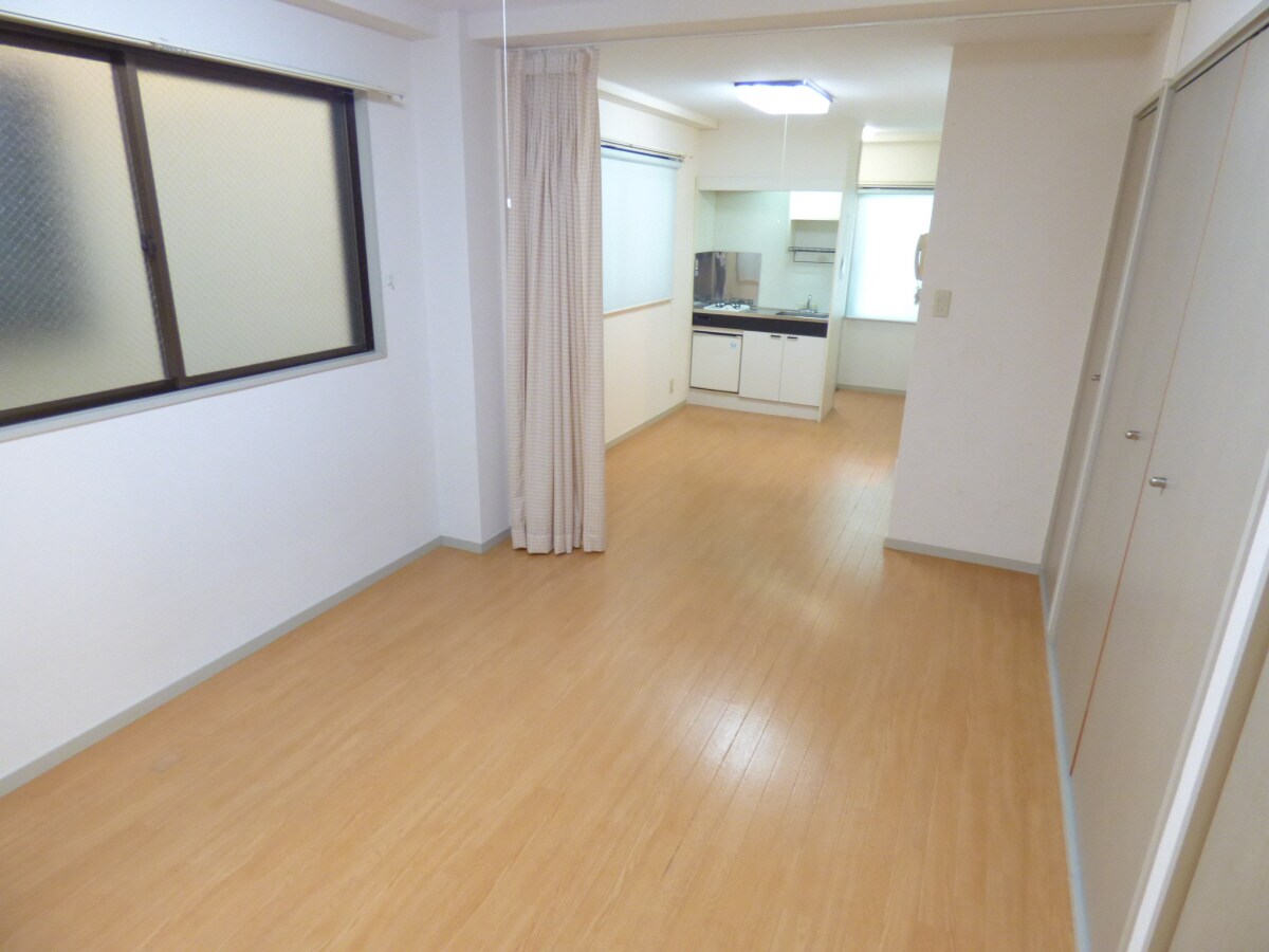 物件内観写真3　(１６帖ある広々とした洋室)