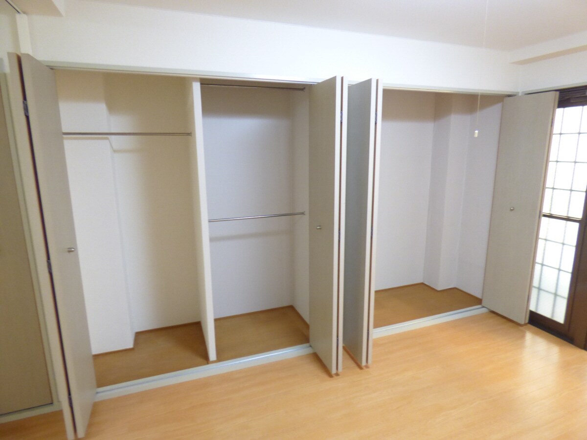 物件内観写真10　(約２帖分ある広々としたクローゼット)