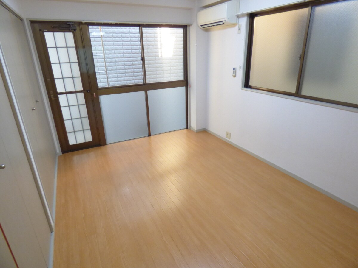 物件内観写真11　(２面採光で明るい洋室)