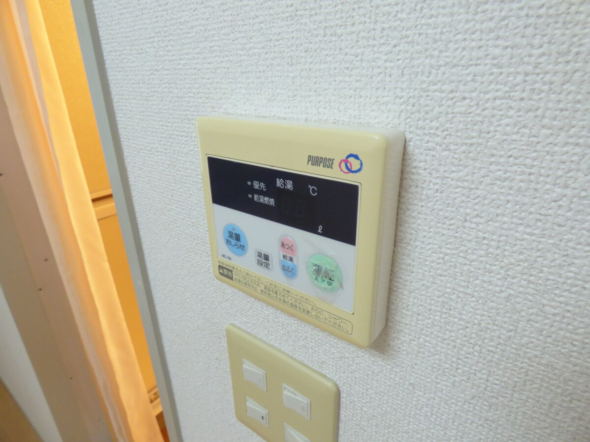 物件内観写真18　(給湯器リモコン)
