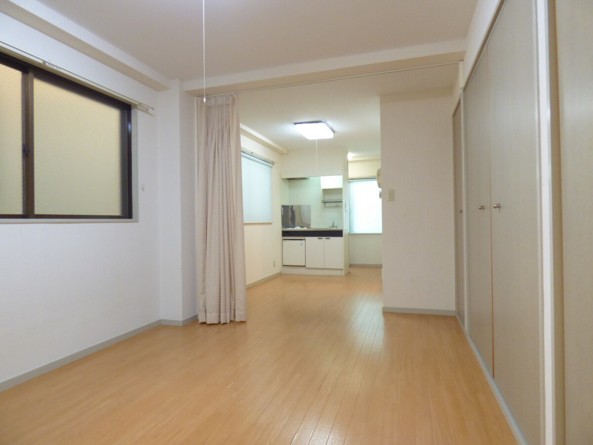 物件内観写真20　(１６帖ある広々とした洋室)