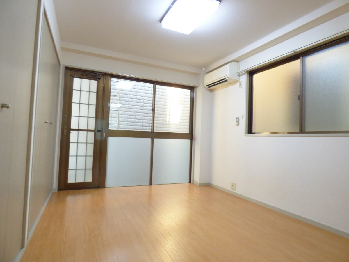 物件内観写真23　(２面採光で明るい洋室)