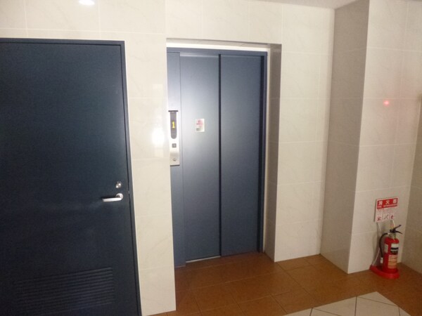 エントランス(エレベーター完備)