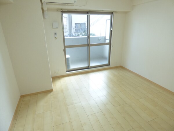 居室(明るい洋室)