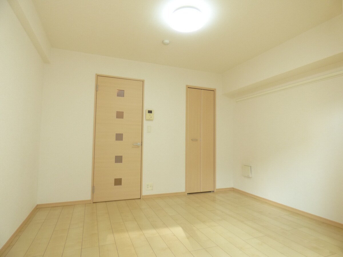 物件内観写真13　(木を感じさせるオシャレなフローリング)