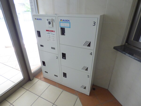 エントランス(荷物がいつ届いても安心の宅配ボックス)