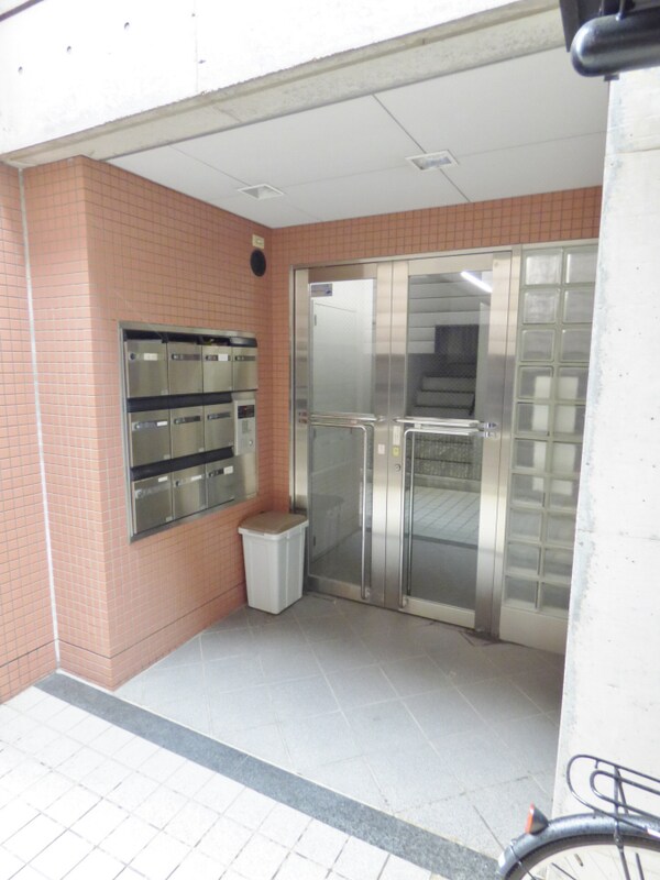エントランス(安心のオートロック完備)