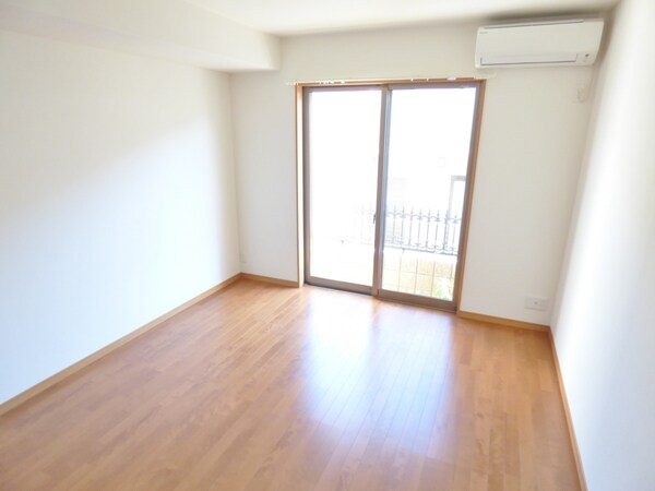 居室(広々とした明るい洋室)