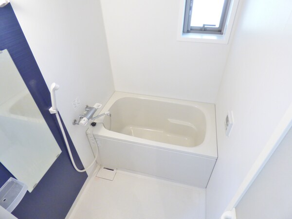 バス／シャワールーム等(窓付のオシャレな浴室)