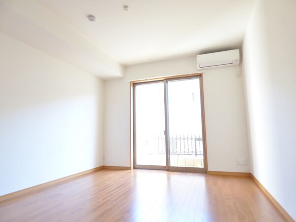 居室(広々とした明るい洋室)