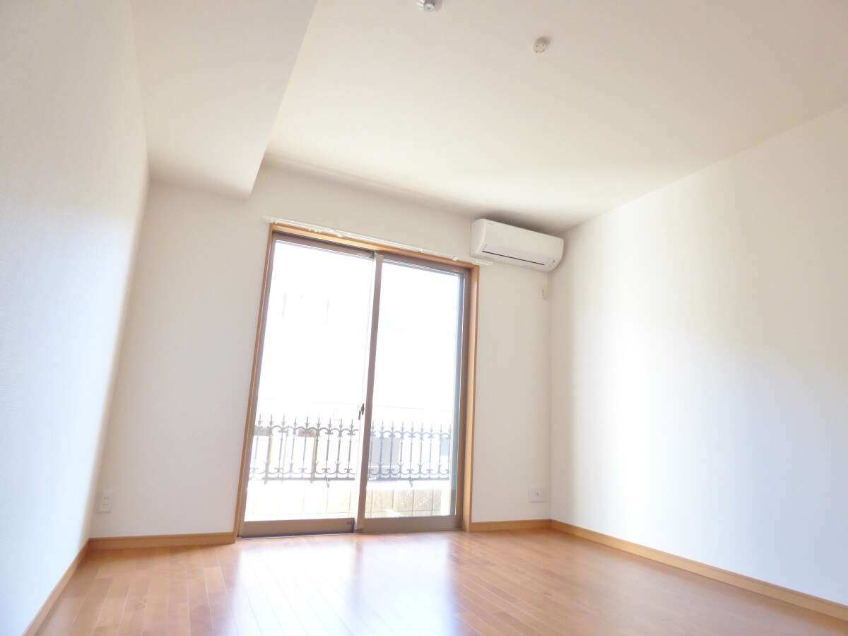 物件内観写真21　(明るいフローリング)