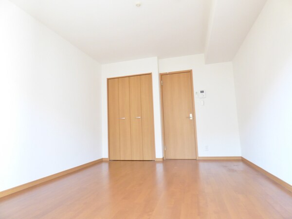 居室(キレイなフローリング)