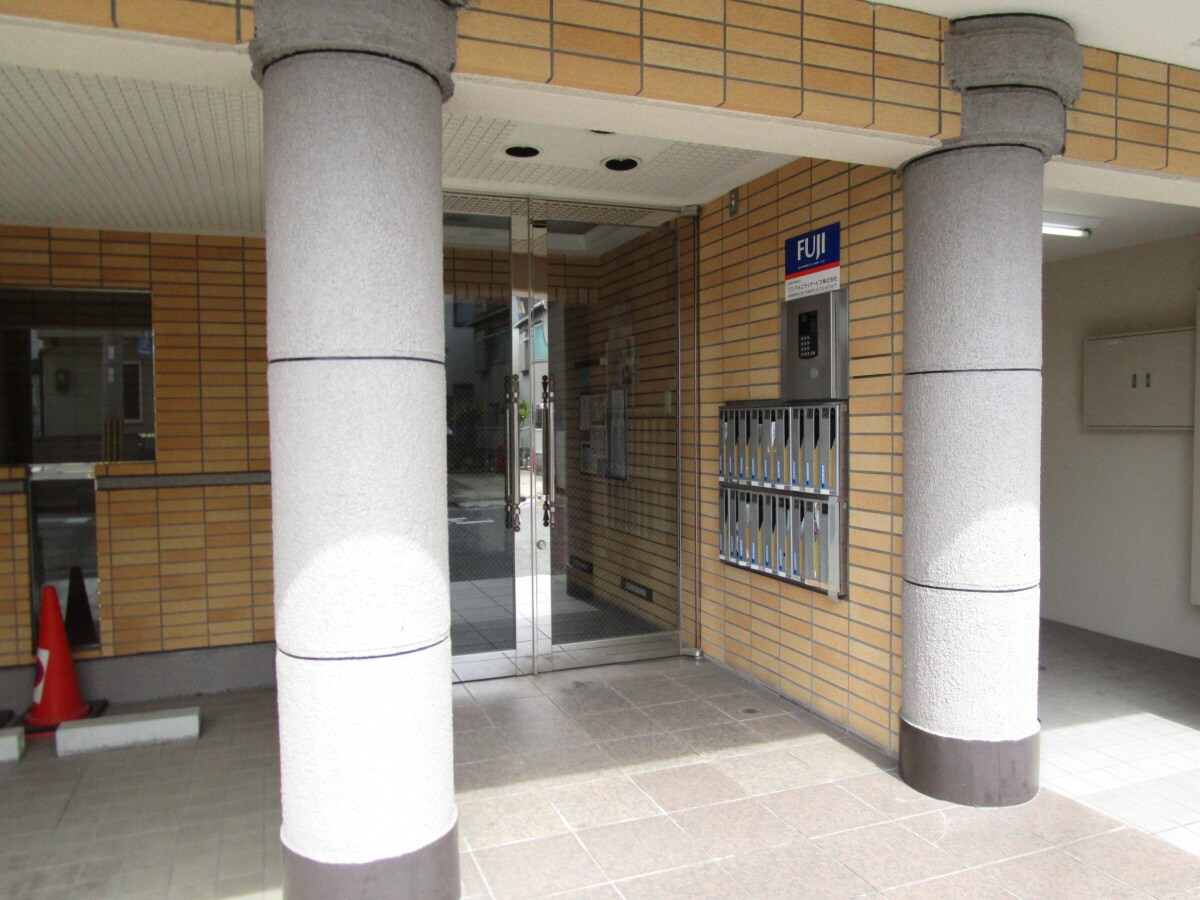 物件外観写真2　(安心のオートロック完備)