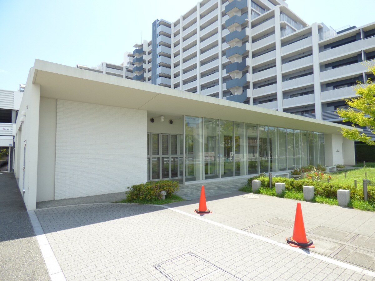 物件外観写真2　(広々とした重厚感のあるエントランス)