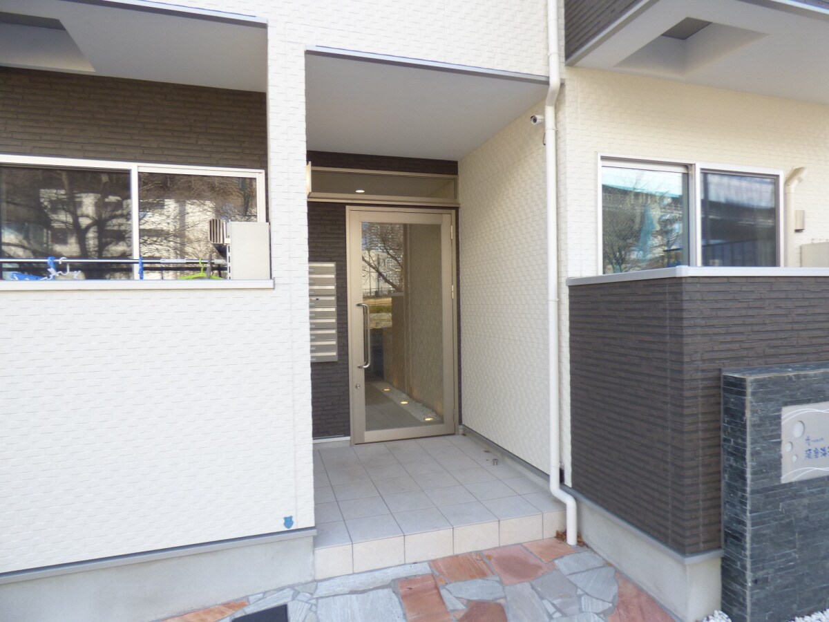 物件外観写真3　(キレイなエントランス)