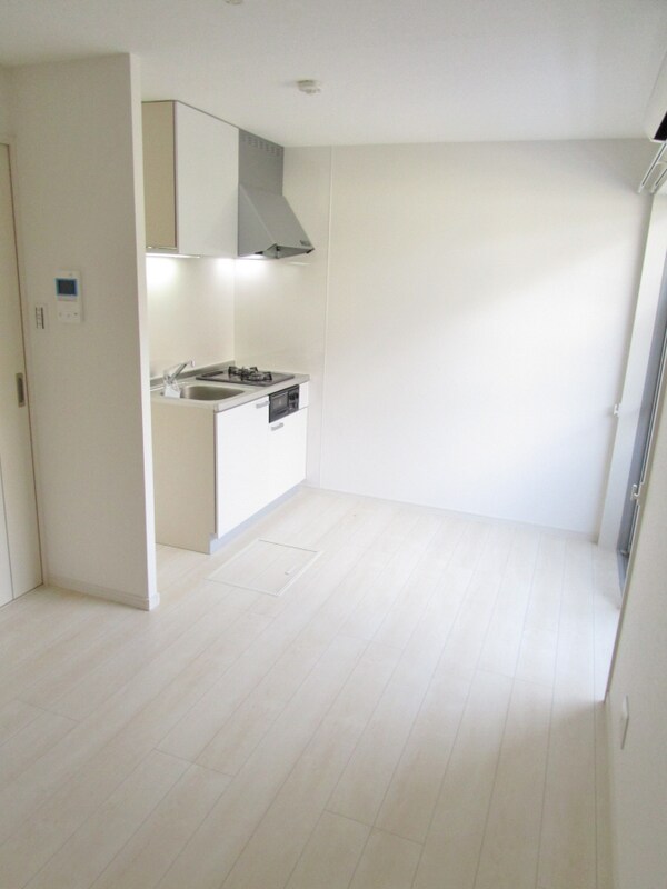 居室(白を基調とした明るい洋室)