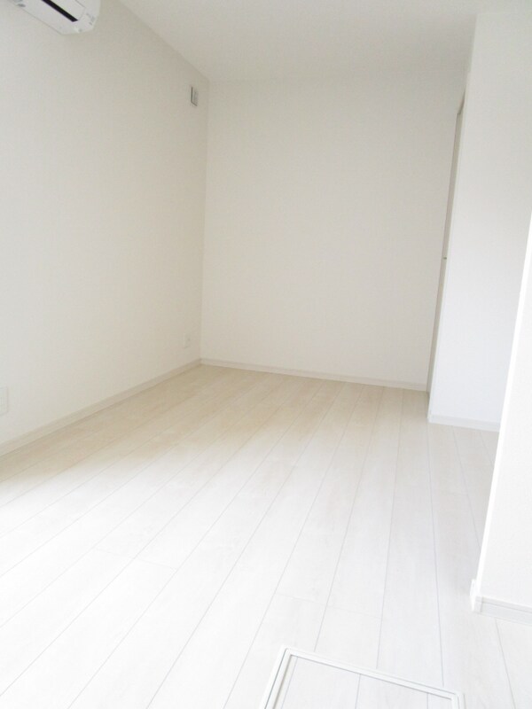 居室(明るいフローリング)