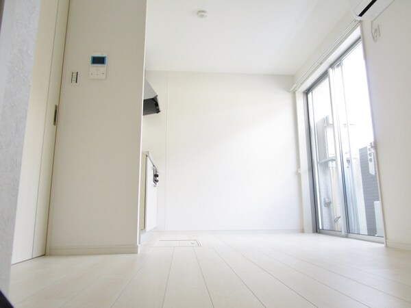 居室(明るい洋室)