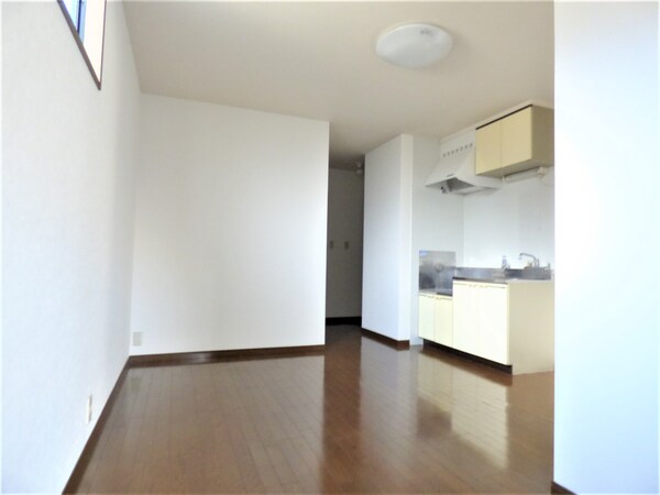 ダイニング(窓があり明るいダイニング)